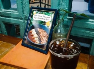 Iced Americano with metal straw