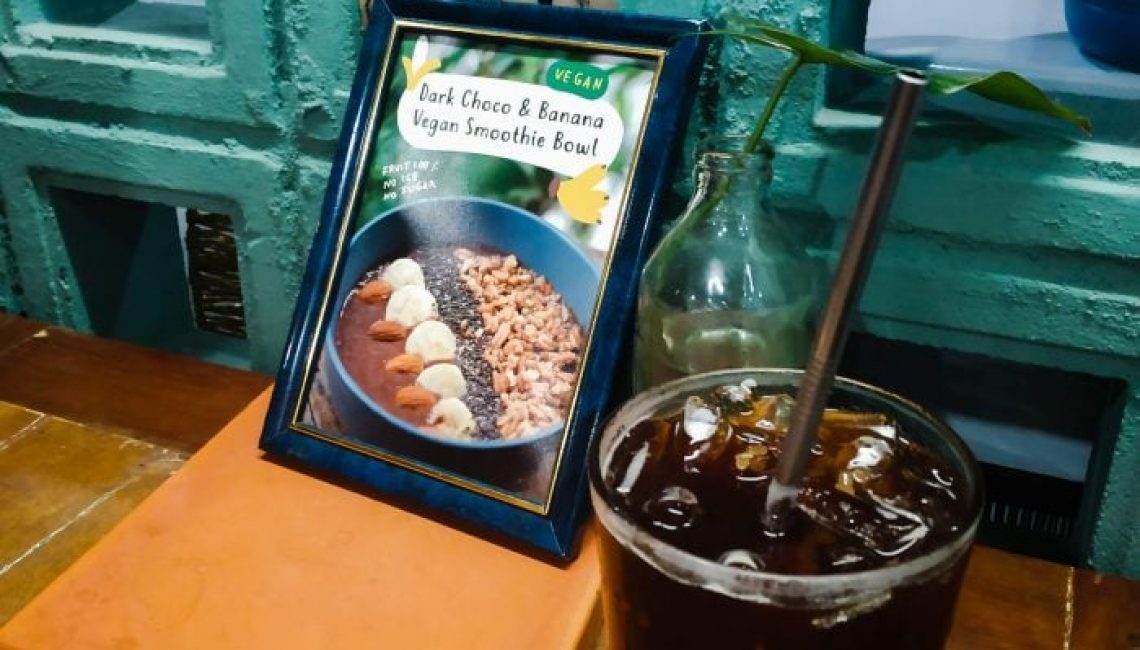 Iced Americano with metal straw